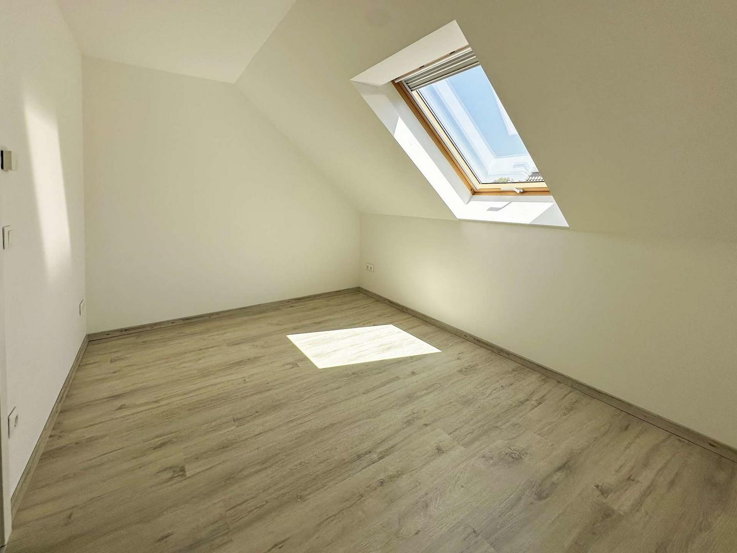 Zimmer mit viel tageslicht