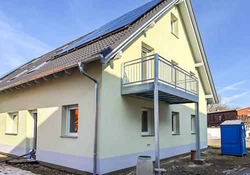 Hausansicht mit Balkon