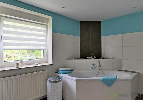 große Eckbadewanne