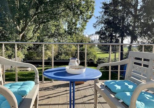 Grosse Terrasse über Carport