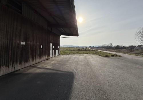 Kleine Lagerhalle außerhalb