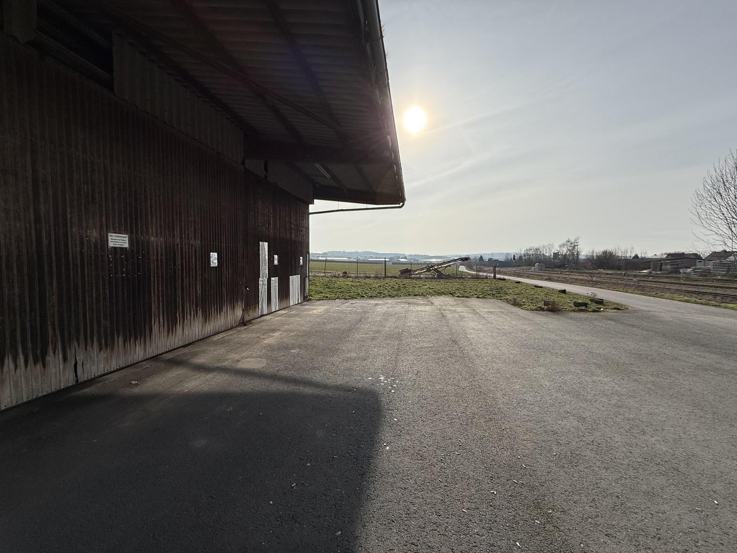 Kleine Lagerhalle außerhalb