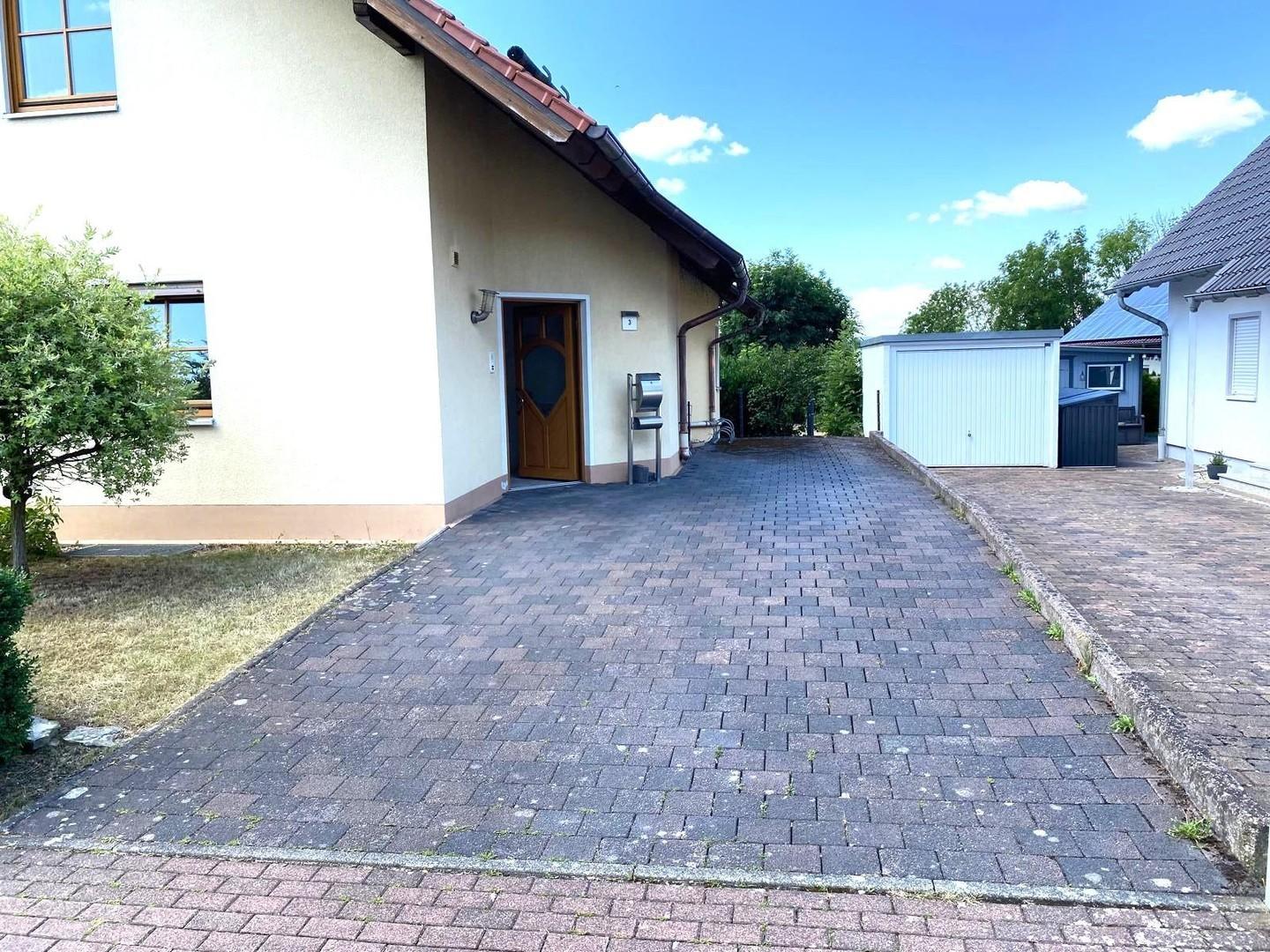 Einfahrt Wohnhaus
