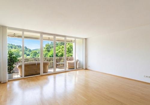 Lichtdurchflutetes Wohnzimmer mit Loggiazugang
