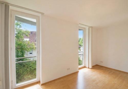 Weiteres Schlafzimmer mit bodentiefen Fenstern