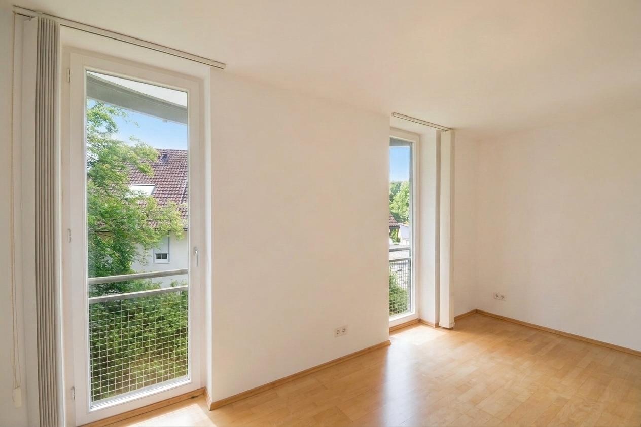 Weiteres Schlafzimmer mit bodentiefen Fenstern