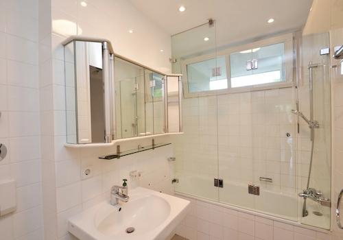 Tageslichtbadezimmer mit Badewanne und WAMA-Anschluss
