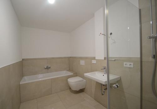 Badezimmer mit Dusche, Badewanne und WAMA-Anschluss