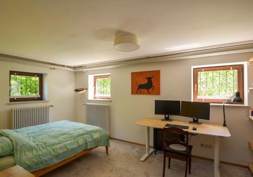 Einliegerbereich mit Badezimmer im Untergeschoss