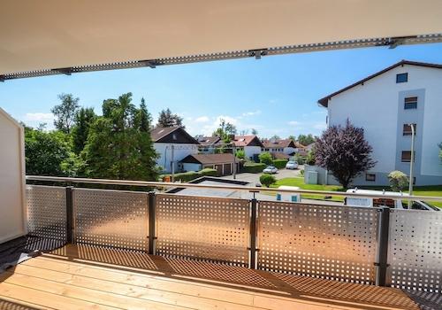 Großzügiger überdachter Balkon