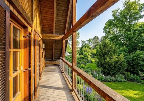 Traumhafter Südbalkon mit Blick über den Garten