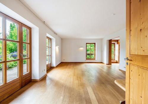 Lichtdurchflutetes Wohnzimmer mit Kachelofen