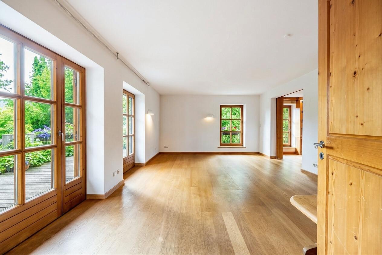 Lichtdurchflutetes Wohnzimmer mit Kachelofen