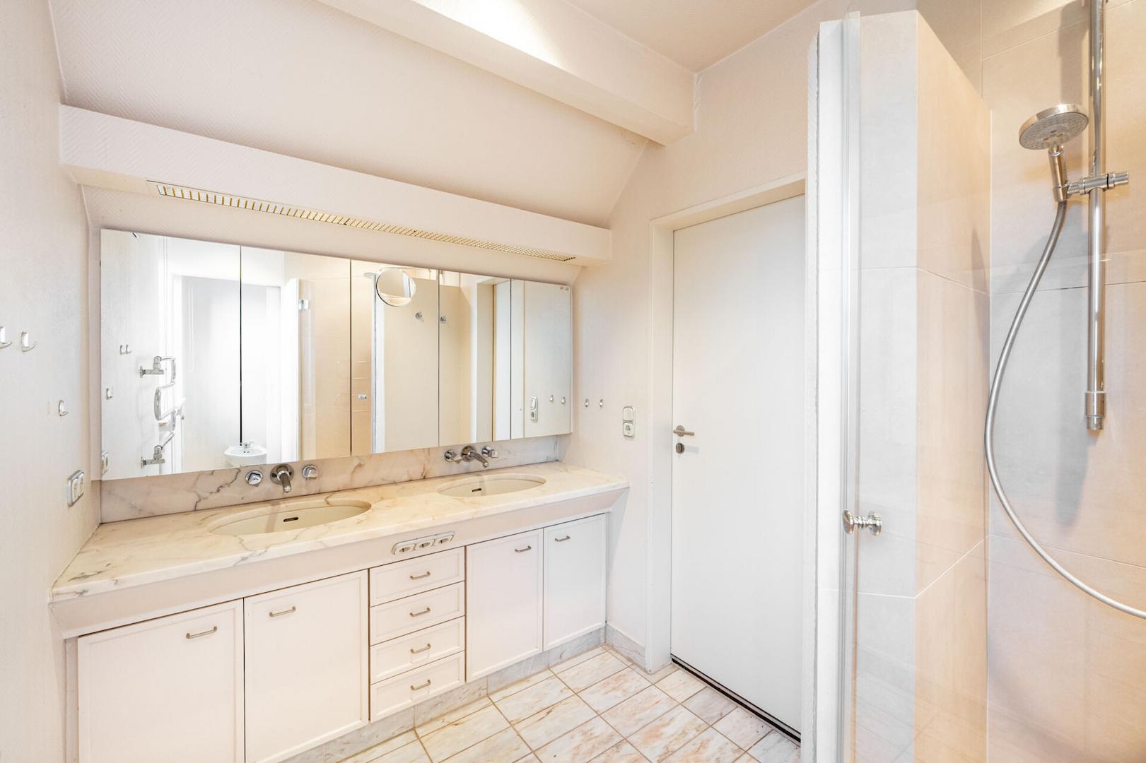 En-Suite Badezimmer mit Dusche