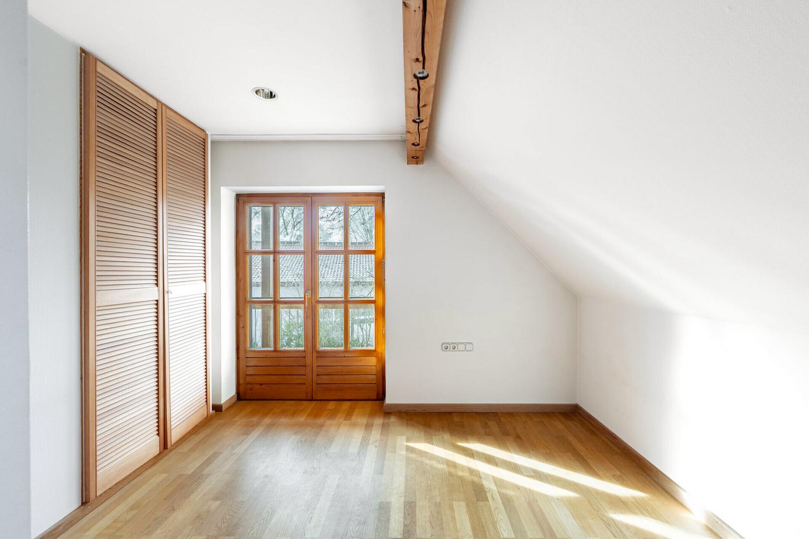 Kinderzimmer mit Balkonzugang