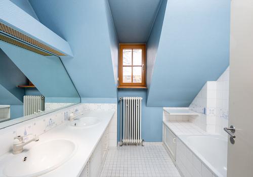 Kinderbad mit Badewanne