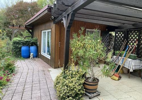 Laube mit Gartenhütte