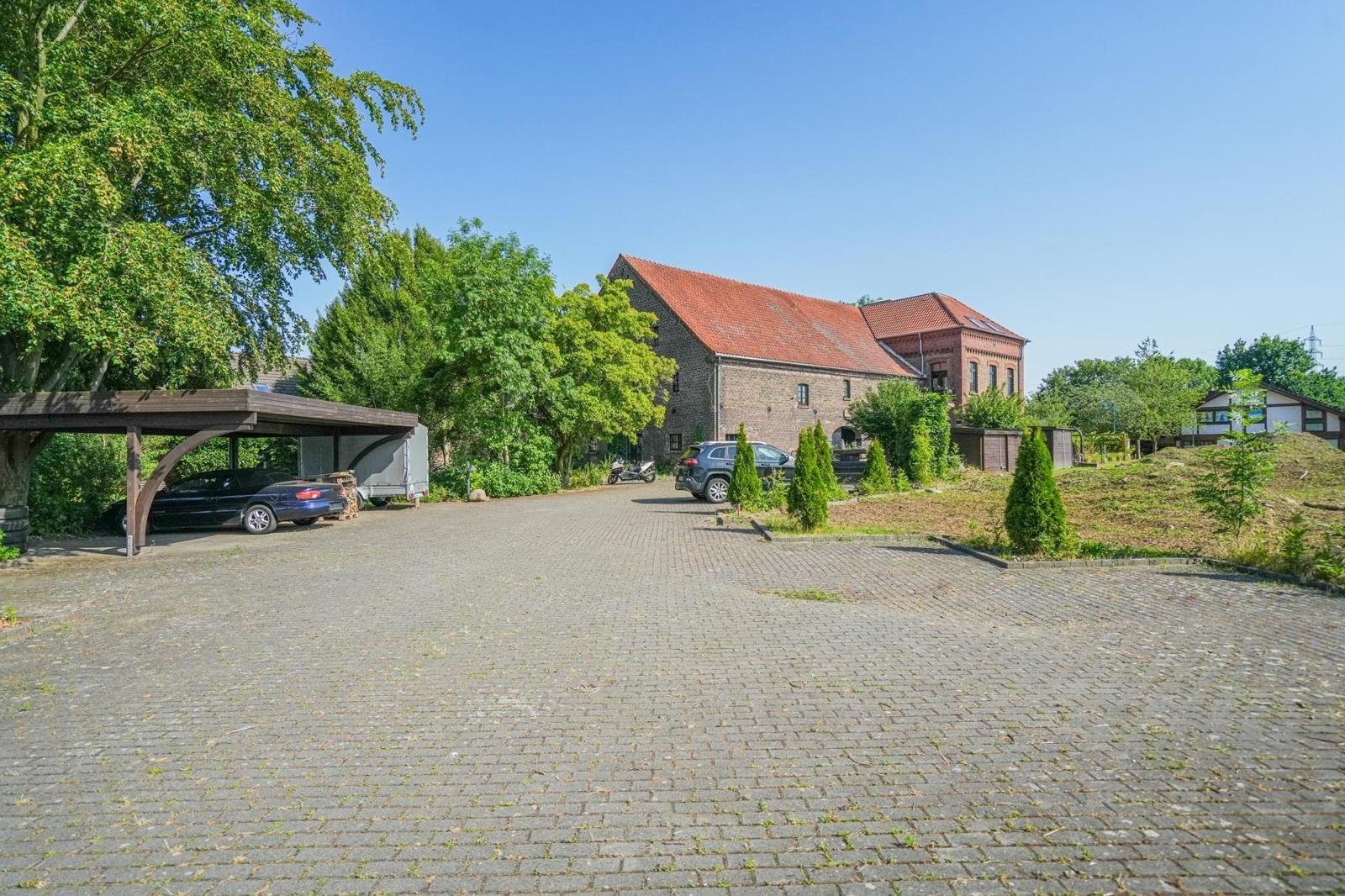 Einfahrt mit Parkflächen