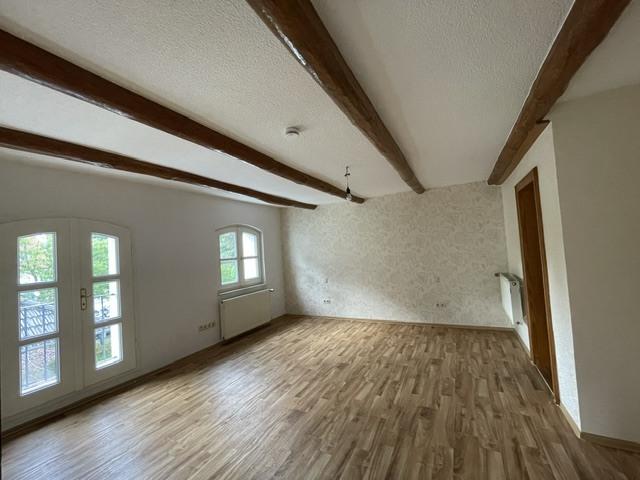 Wohnzimmer mit Zugang Küche