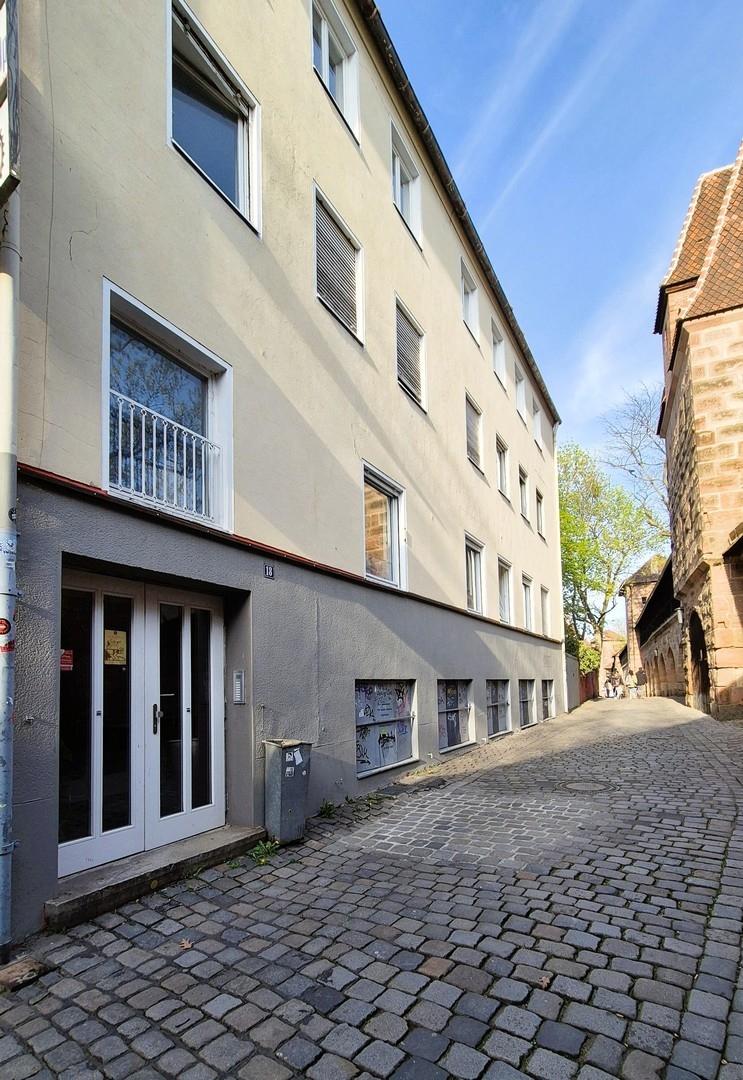 Hausansicht mit Stadtmauer