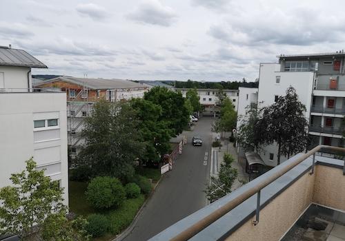 Dachterrasse Schlafzimmer Blick Bushaltestelle und Apotheke