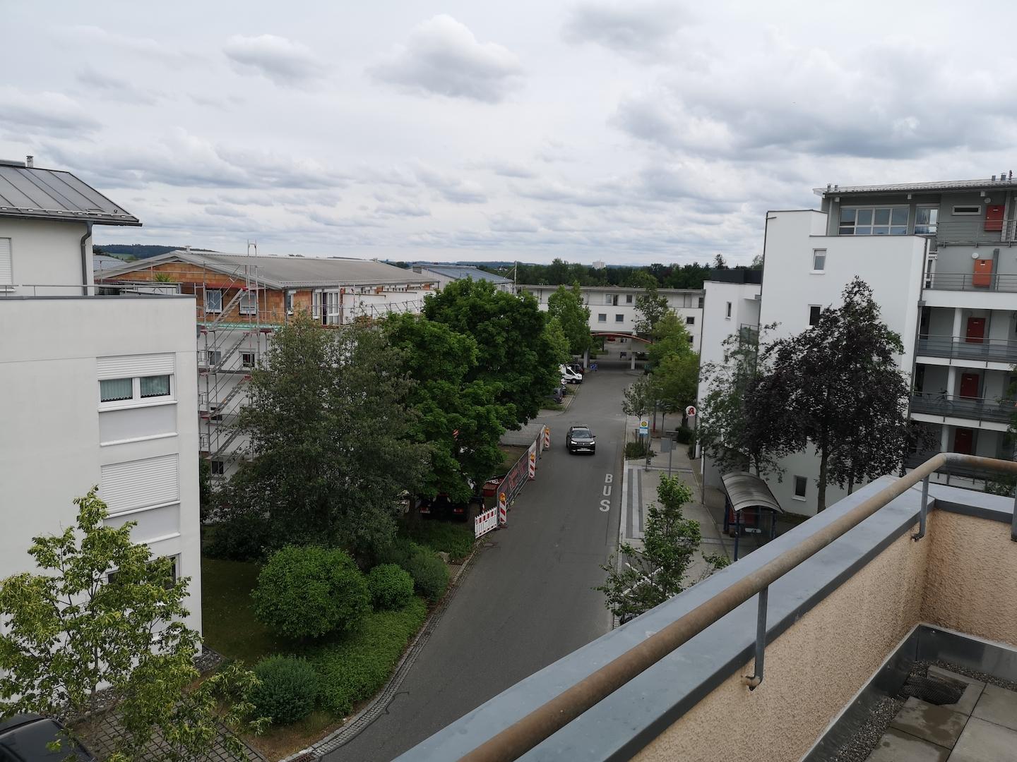 Dachterrasse Schlafzimmer Blick Bushaltestelle und Apotheke