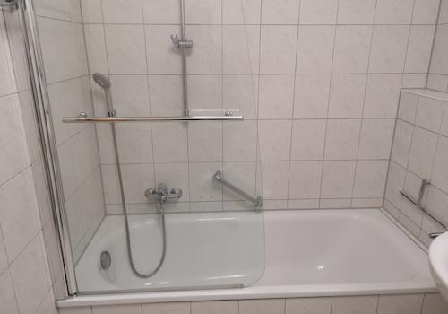 Bad mit Badewanne - Duschabtrennung aus Glas