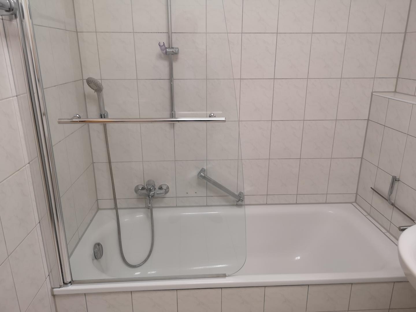 Bad mit Badewanne - Duschabtrennung aus Glas