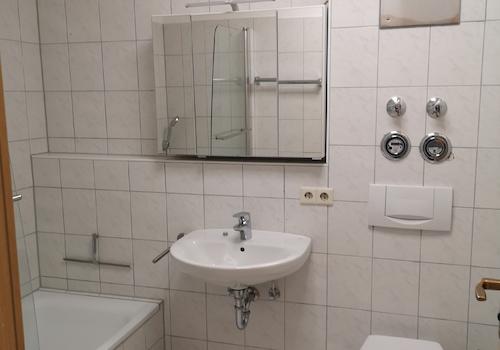 Bad mit Waschbecken, WC und Spiegelschrank