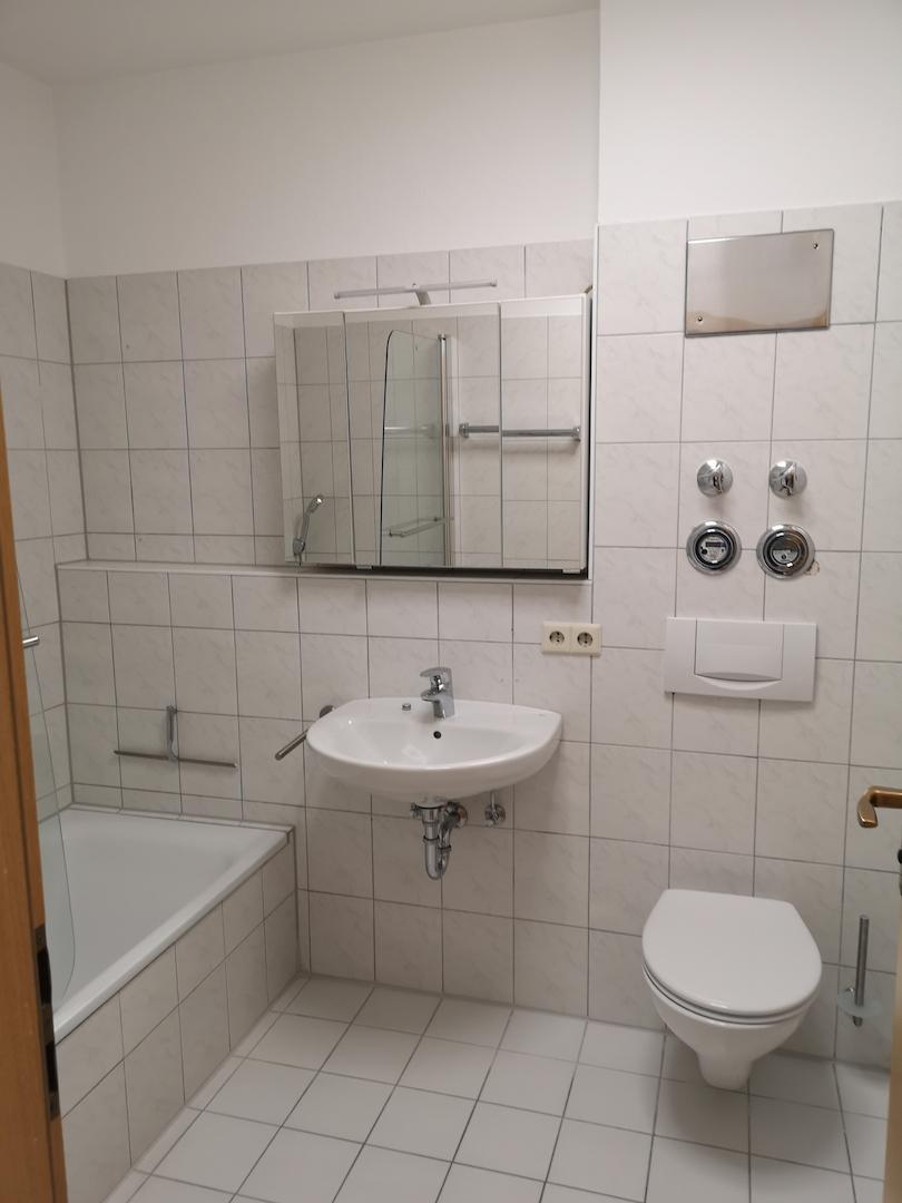Bad mit Waschbecken, WC und Spiegelschrank