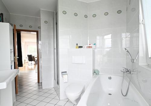 Badezimmer mit Dusche