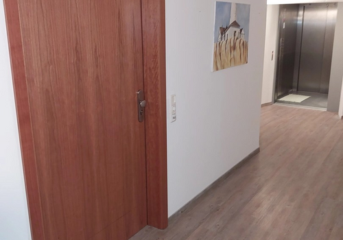 Flur mit Aufzug