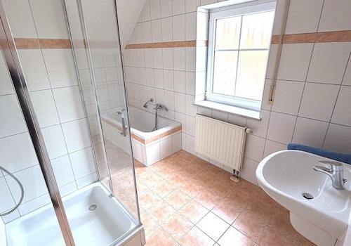 OG Bad mit Badewanne/Dusche/WC