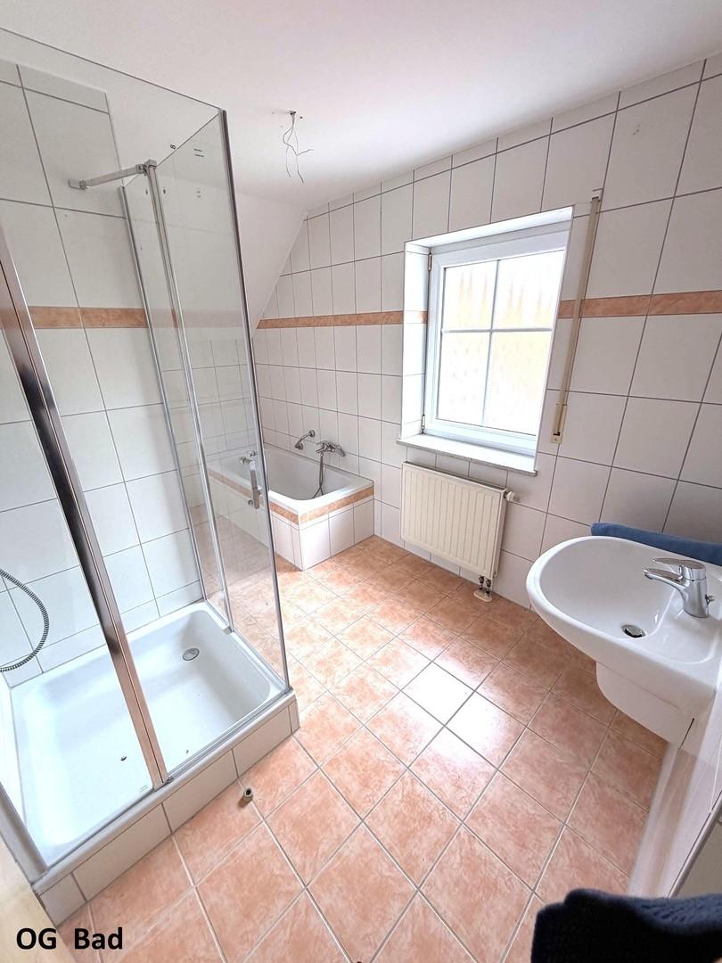 OG Bad mit Badewanne/Dusche/WC