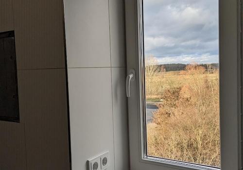Bad mit Fenster ins Grüne