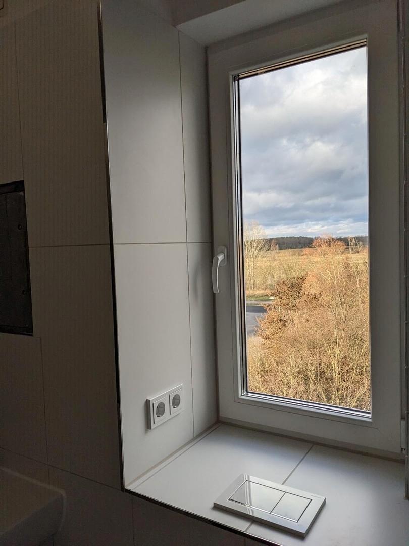 Bad mit Fenster ins Grüne