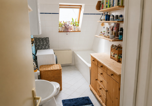 Bad mit Wanne und Dusche
