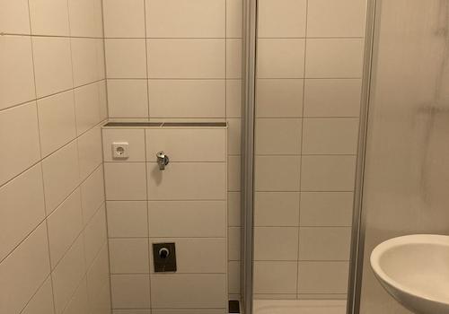 Badezimmer mit Dusche (Muster)