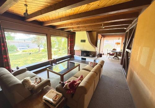 Wohnzimmer mit Kamin