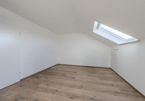Zimmer mit Dachfenster