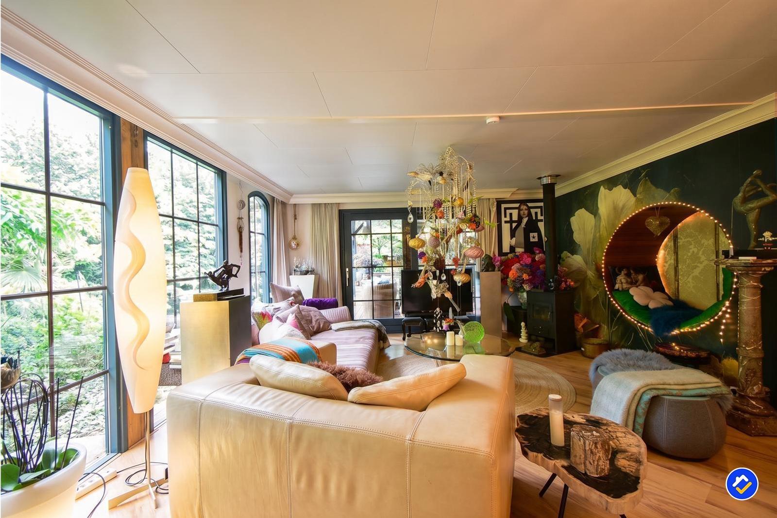 kaufen-ferienhaus-doornspijk-veluwe-exklusives-wohnzimmer-kaminofen-recreatieadviseurs-vakantiehuistekoop-nl-14.jpg