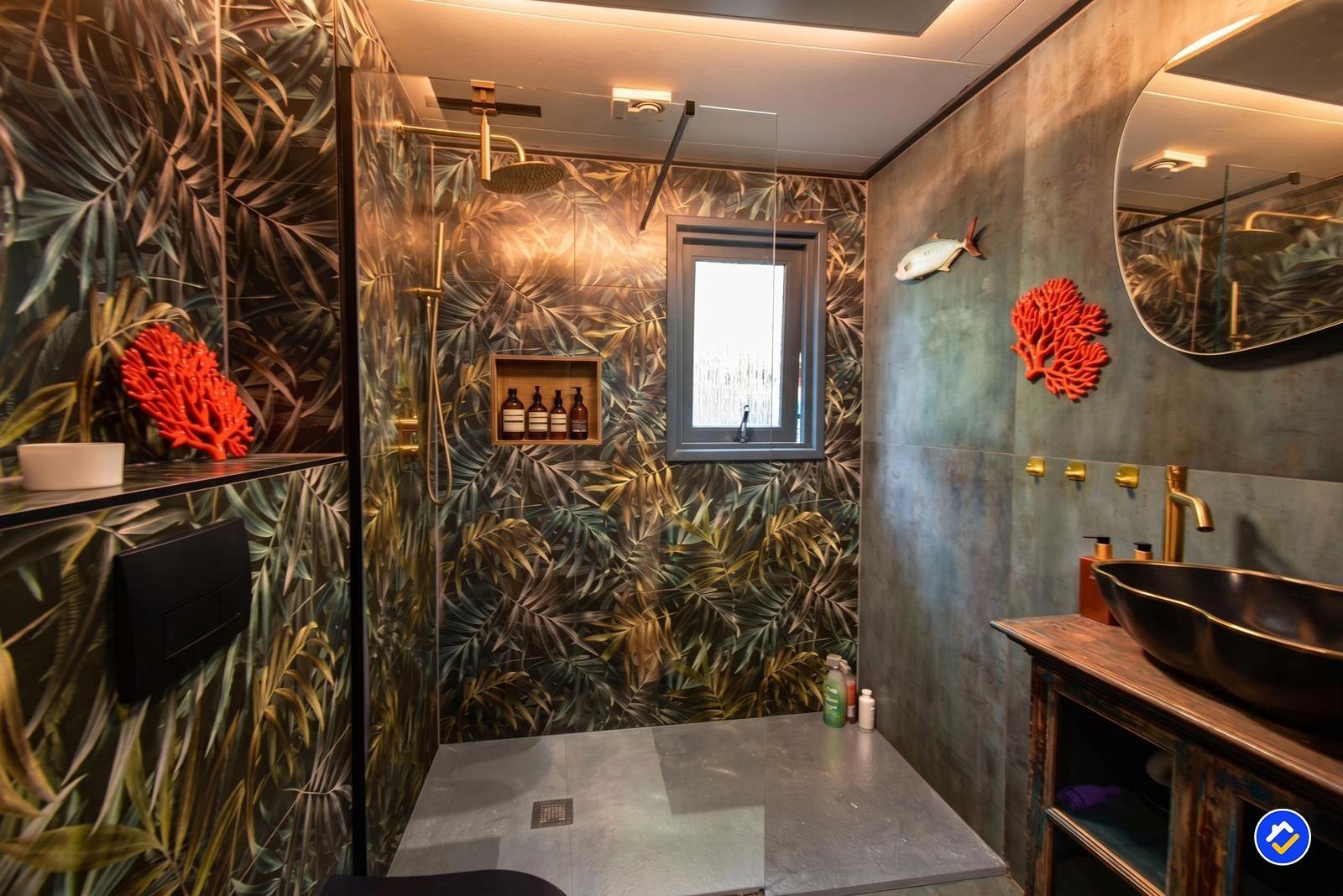 kaufen-freistehendes-ferienhaus-doornspijk-badezimmer-erdgeschoss-botanisch-gold-design-recreatieadviseurs-vakantiehuistekoop-nl-24.jpg