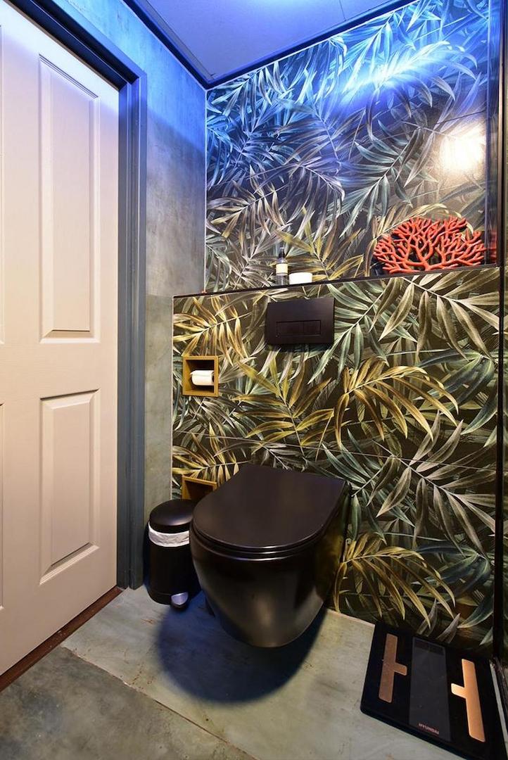 kaufen-freistehendes-ferienhaus-doornspijk-toilette-erstes-badezimmer-mattschwarz-design-recreatieadviseurs-vakantiehuistekoop-nl-21.jpg