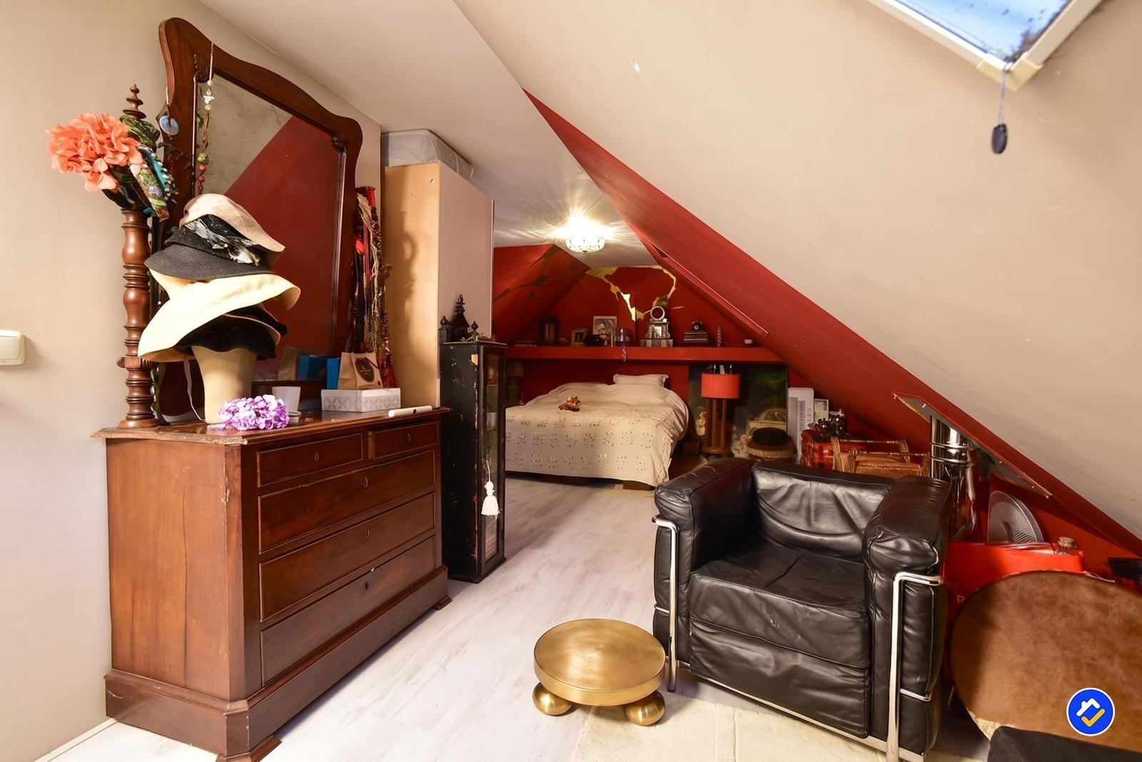 kaufen-freistehendes-ferienhaus-doornspijk-zweites-schlafzimmer-antike-kommode-sessel-recreatieadviseurs-vakantiehuistekoop-nl-28.jpg