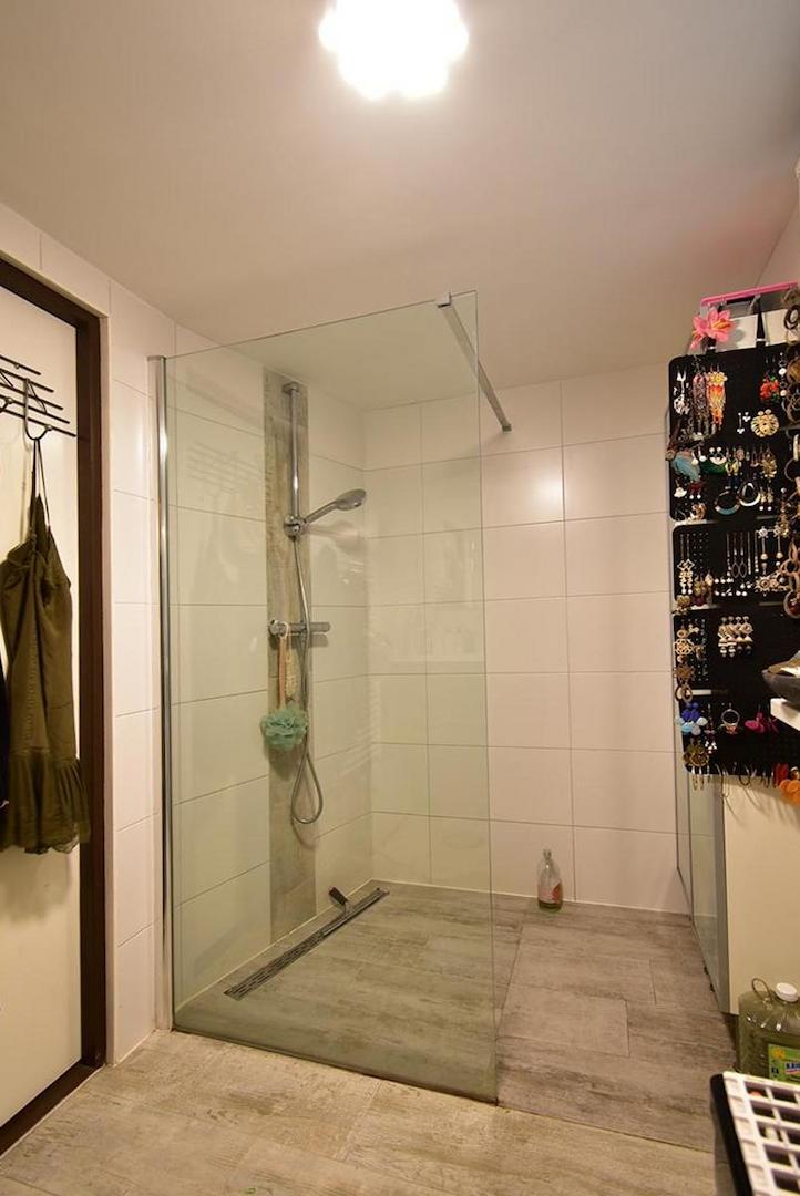 kaufen-freistehendes-ferienhaus-doornspijk-badezimmer-oben-ebenerdige-dusche-recreatieadviseurs-vakantiehuistekoop-nl-29.jpg