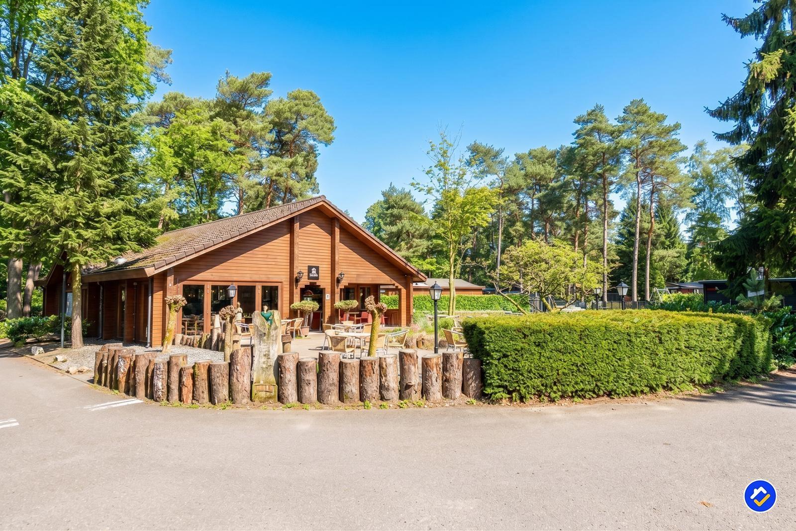 kaufen-freistehendes-ferienhaus-doornspijk-parkeinrichtungen-hauptgebaeude-terrasse-recreatieadviseurs-vakantiehuistekoop-nl-park-2.jpg