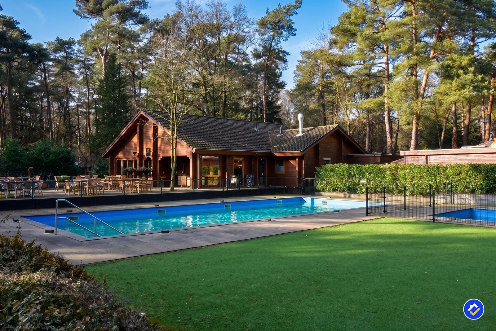 kaufen-freistehendes-ferienhaus-doornspijk-parkeinrichtungen-aussenpool-waldumgebung-recreatieadviseurs-vakantiehuistekoop-nl-park-4.jpg