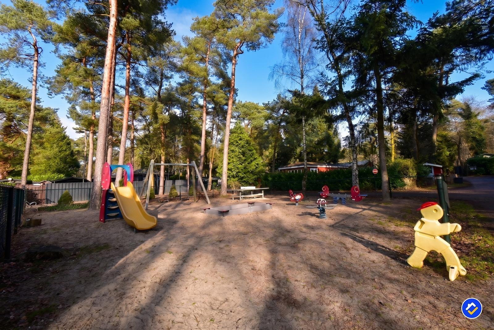 kaufen-freistehendes-ferienhaus-doornspijk-parkeinrichtungen-spielplatz-waldumgebung-recreatieadviseurs-vakantiehuistekoop-nl-park-3.jpg