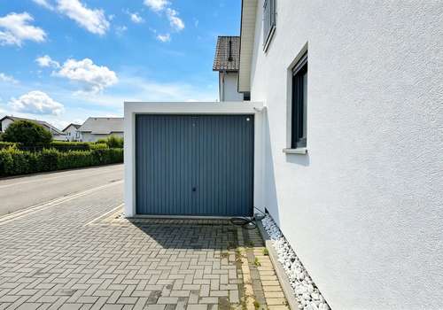 Garage und Stellplätze