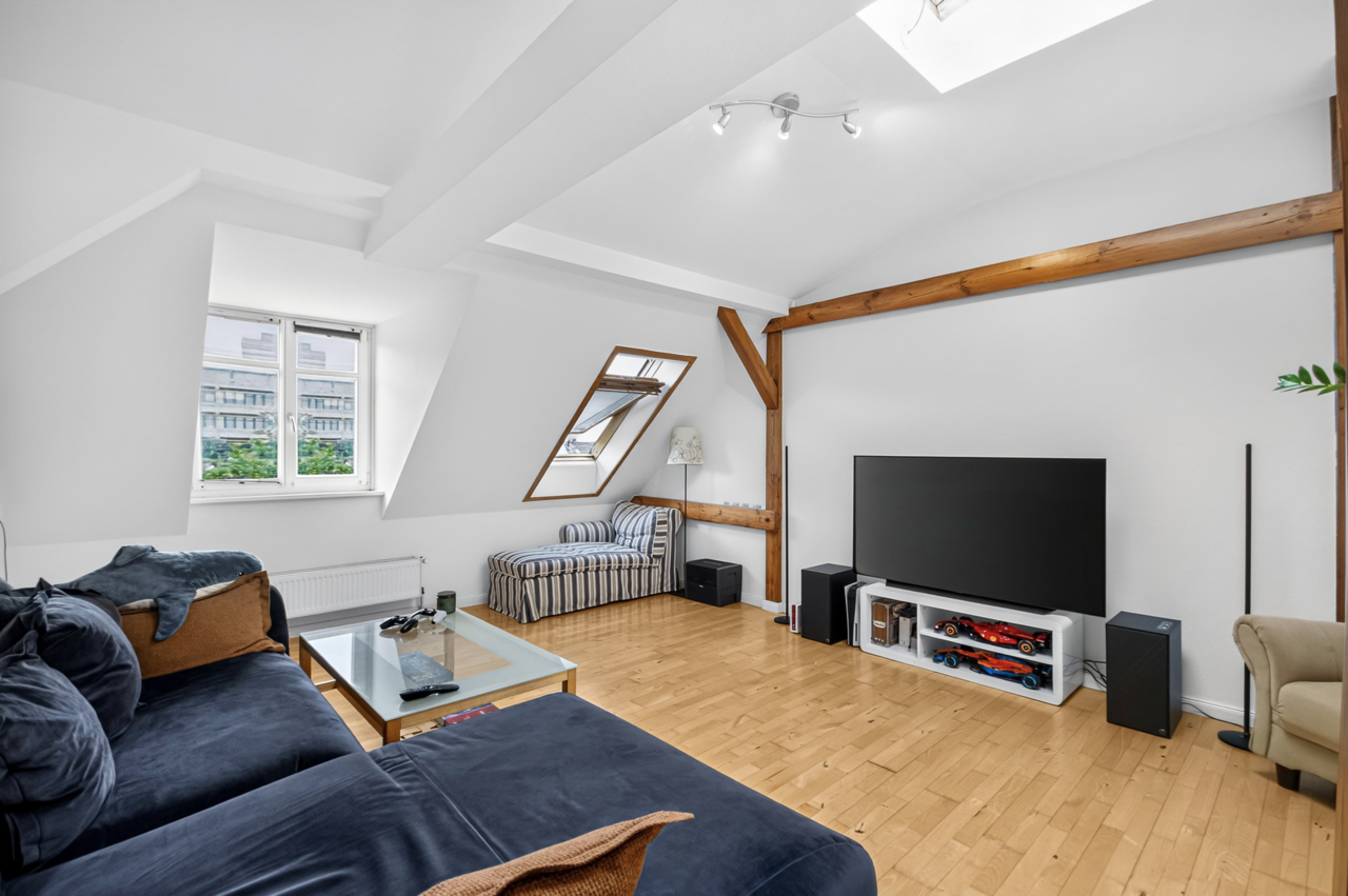 Wohnzimmer mit Oberlicht u. Gaube
